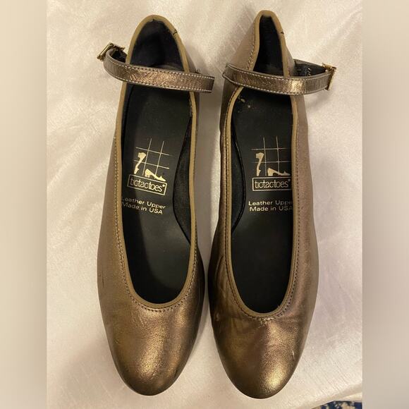 TicTacToes Gold Ankle Strap Dance Shoes Womens 6.5 1.25 inch Heel - Picture 2 of 6